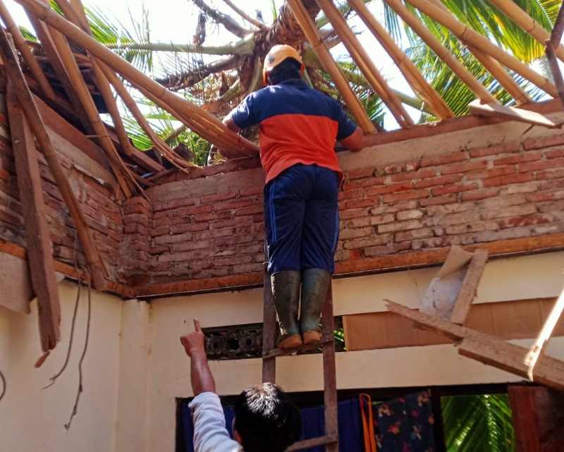 RUSAK BERAT:Bangunan rumah milik I Made Badra di Desa Jungutan, Bebandem hancur usai tertimpa pohon kelapa.(ist)