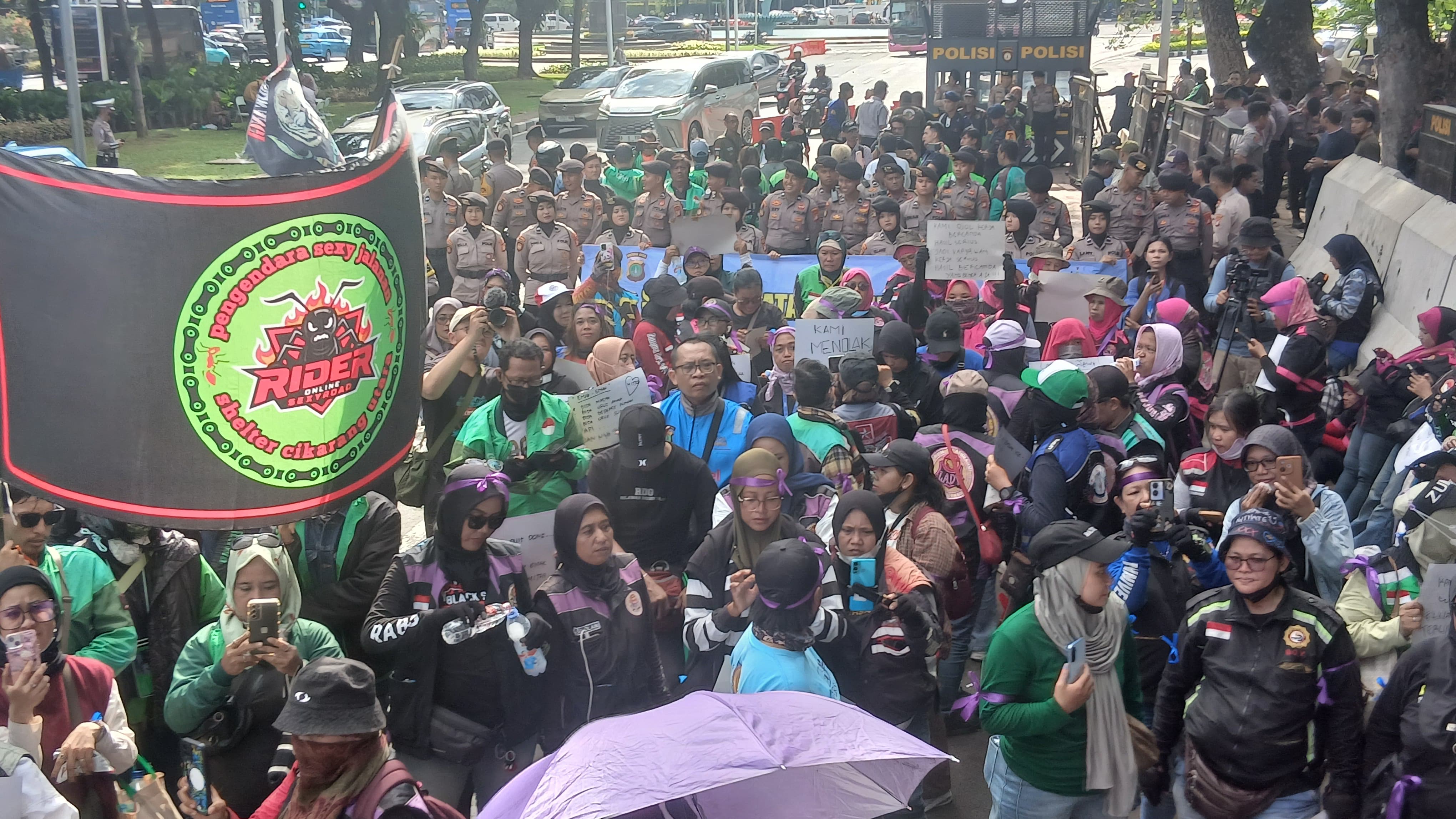 Komunitas Unit Reaksi Cepat (URC) Bergerak di kawasan Monumen Nasional (Monas), Jakarta, Jumat (7/11/2025).