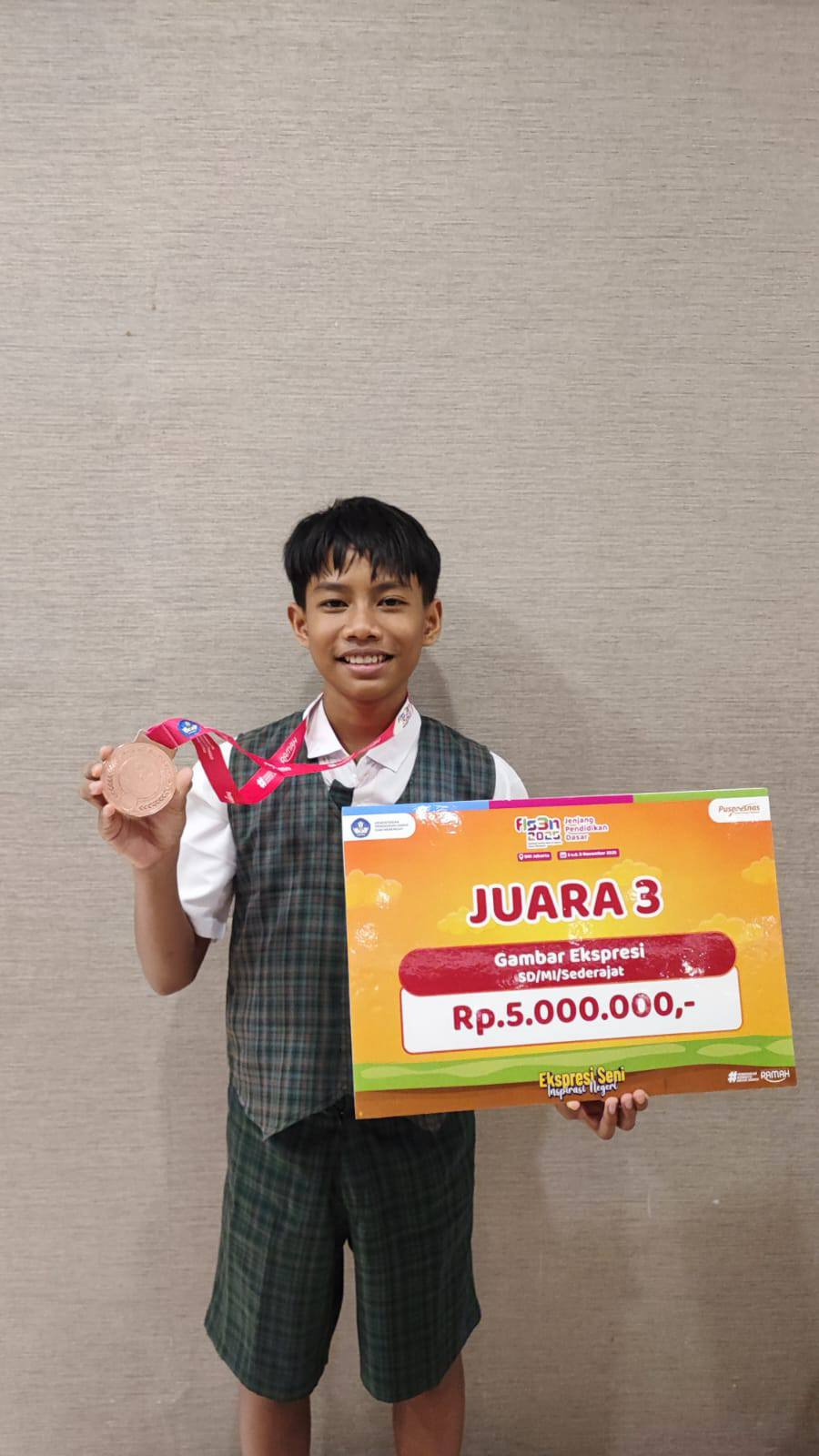 I Made Karonito, siswa SD Saraswati Tabanan, yang sukses meraih Juara 3 Nasional pada mata lomba Gambar Ekspresi.
