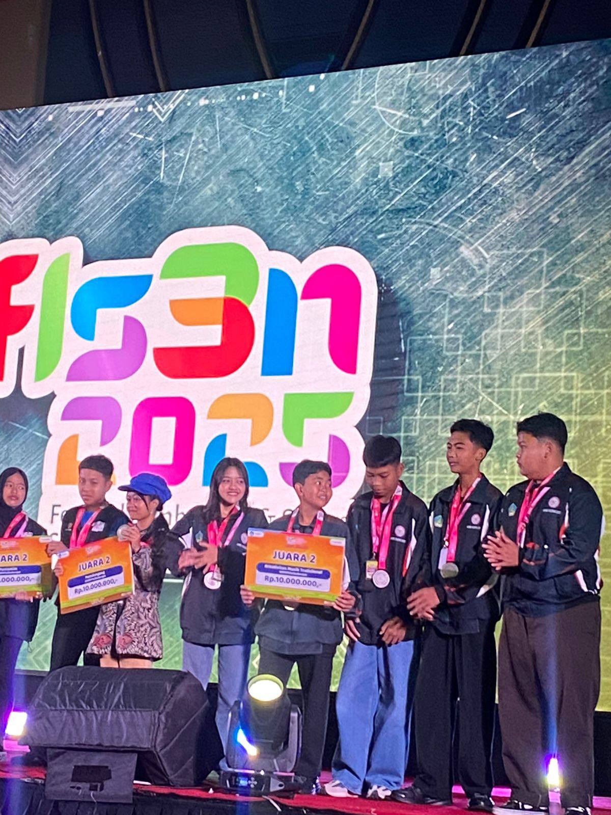 Tim dari SMP Negeri 1 Tabanan berhasil mengharumkan nama daerah dengan meraih Juara 2 Nasional dalam Lomba Kreativitas Musik Tradisional.