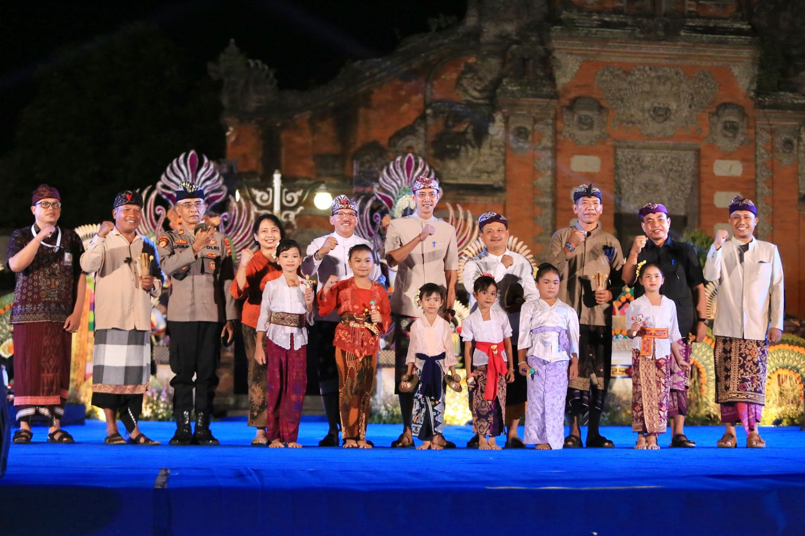 Wakil Bupati Klungkung, Tjokorda Gde Surya Putra ( 5 dari kanan belakang) mewakili Bupati Klungkung menghadiri Festival Akar Budaya 2025 di Alun-Alun Ida Dewa Agung Jambe Klungkung, Jumat (7/11).