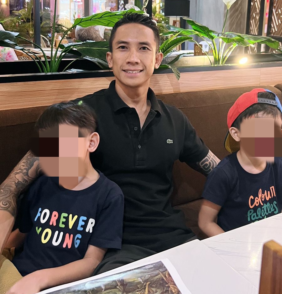 RINDU ANAK: Nyoman Asian Adi Putra bersama kedua buah hati.