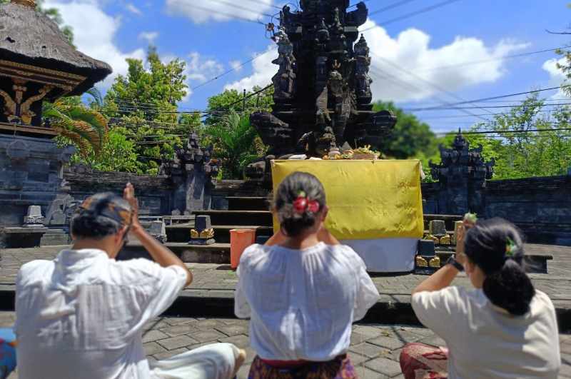 DOA BERSAMA : Para pegiat Koalisi MUAK menggelar doa bersama di Pura Dharma Praja Udiana Kantor DPRD Bali agar Bngasa Indonesia tidak mengalami lagi pelanggaran HAM berat. (foto:ist)