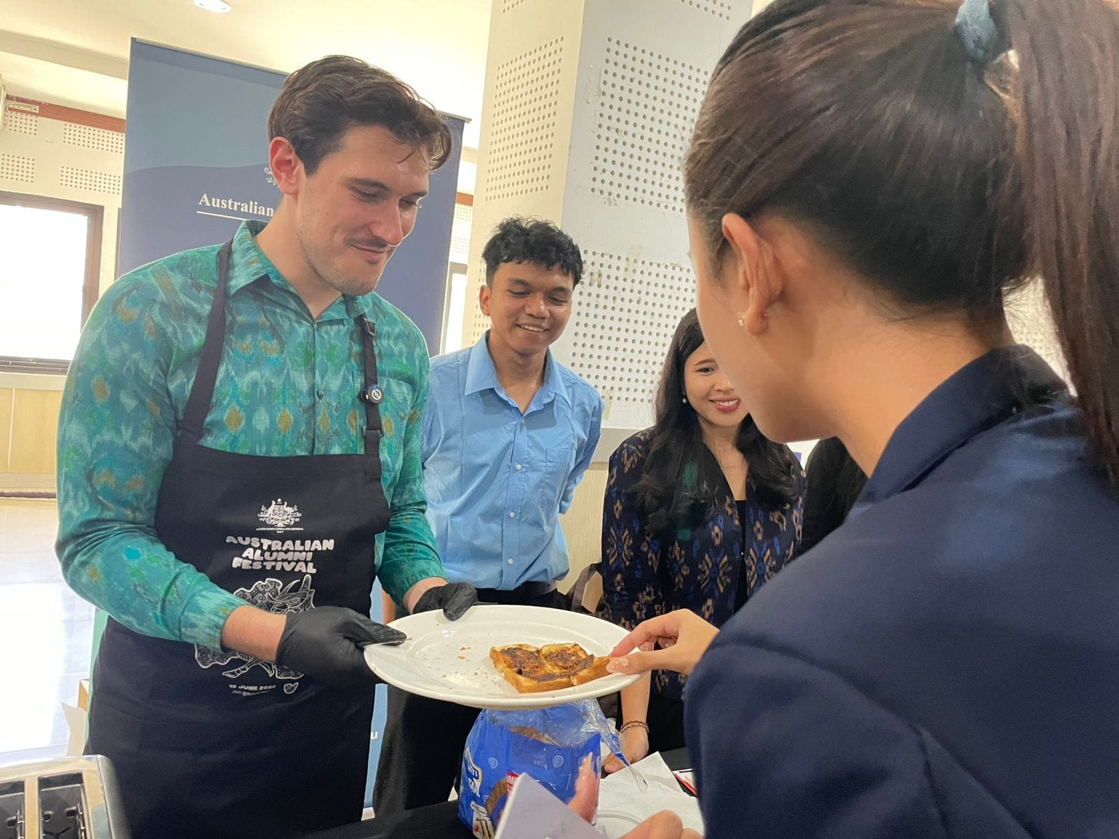 Konsul Bagian Diplomasi Publik Australia di Bali, Lachlan Norton, menghadiri festival yang dibuka oleh Wakil Rektor Bidang Akademik Universitas Udayana, Prof. I Nengah Sujaya
