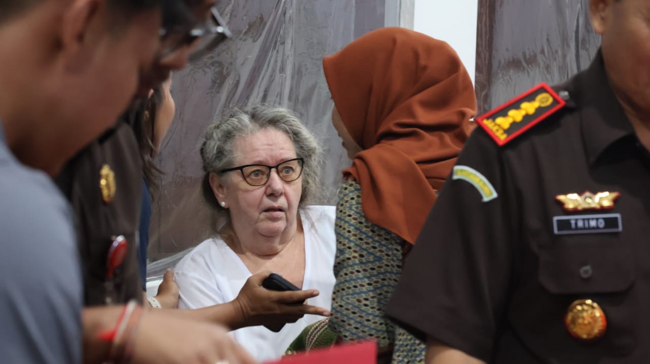 PINDAH TAHANAN: Proses pemindahan narapidana kasus narkotika asal Inggris bernama Lindsay June Sandiford di Lapas Kelas II A Kerobokan Bali, Kamis (6/11/2025).