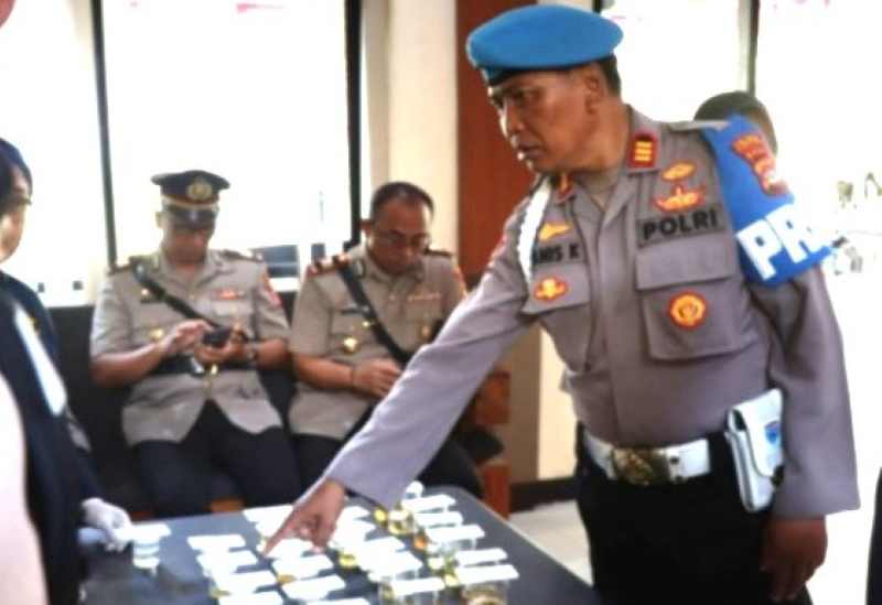 DITES URINE : Pemeriksaan tes urine jajaran personil hingga perwira menengah di Kepolisian Polres Tabanan. (Foto:Juliadi)