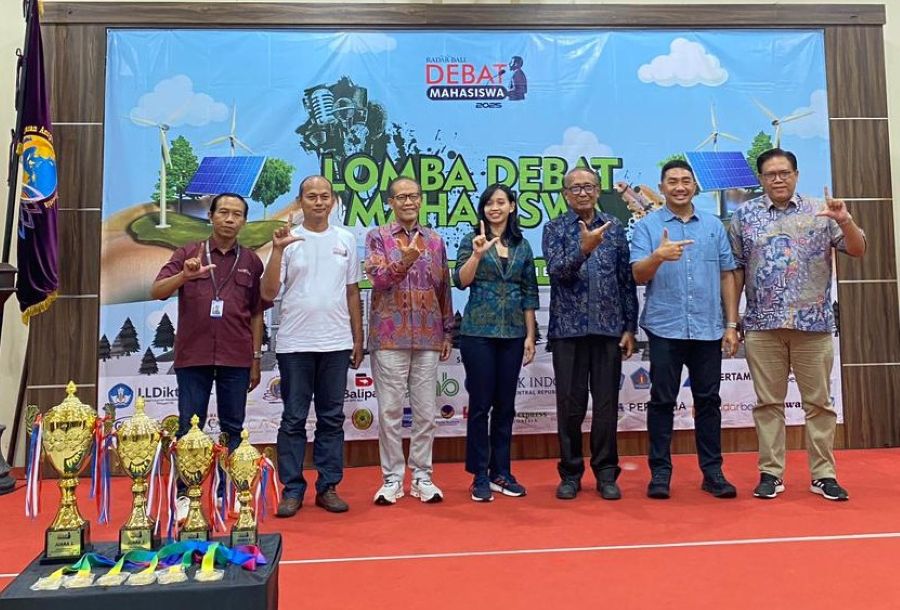BERPIKIR LOGIS: Para pejabat terkait dan tim juri foto bersama opening Debat Mahasiswa di Auditorium UNBI Denpasar, Sabtu 8 November 2025