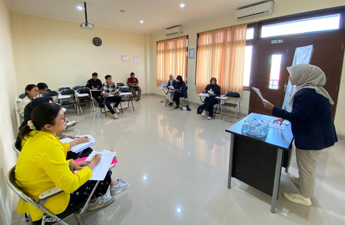 ARGUMENTASI: Suasana debat di salah satu ruangan dalam babak penyisihan Debat Mahasiswa Jawa Pos Radar Bali 2025 di UNBI Denpasar