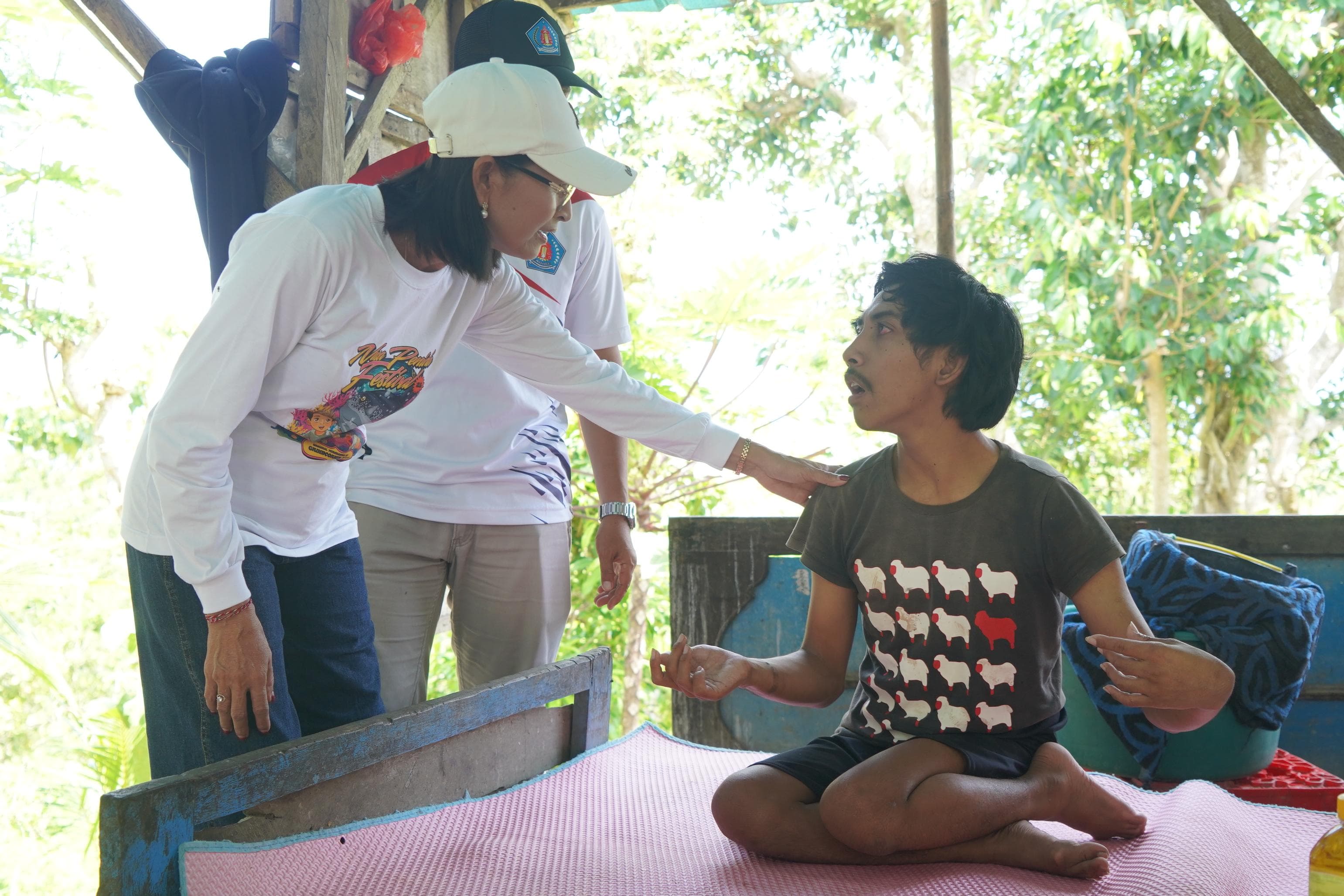 Ketua TP-PKK Ny Eva Satria menyerahkan bantuan sembako kepada lansia, ODGJ dan disabilitas di wilayah Kecamatan Nusa Penida, Sabtu (8/11/2025).