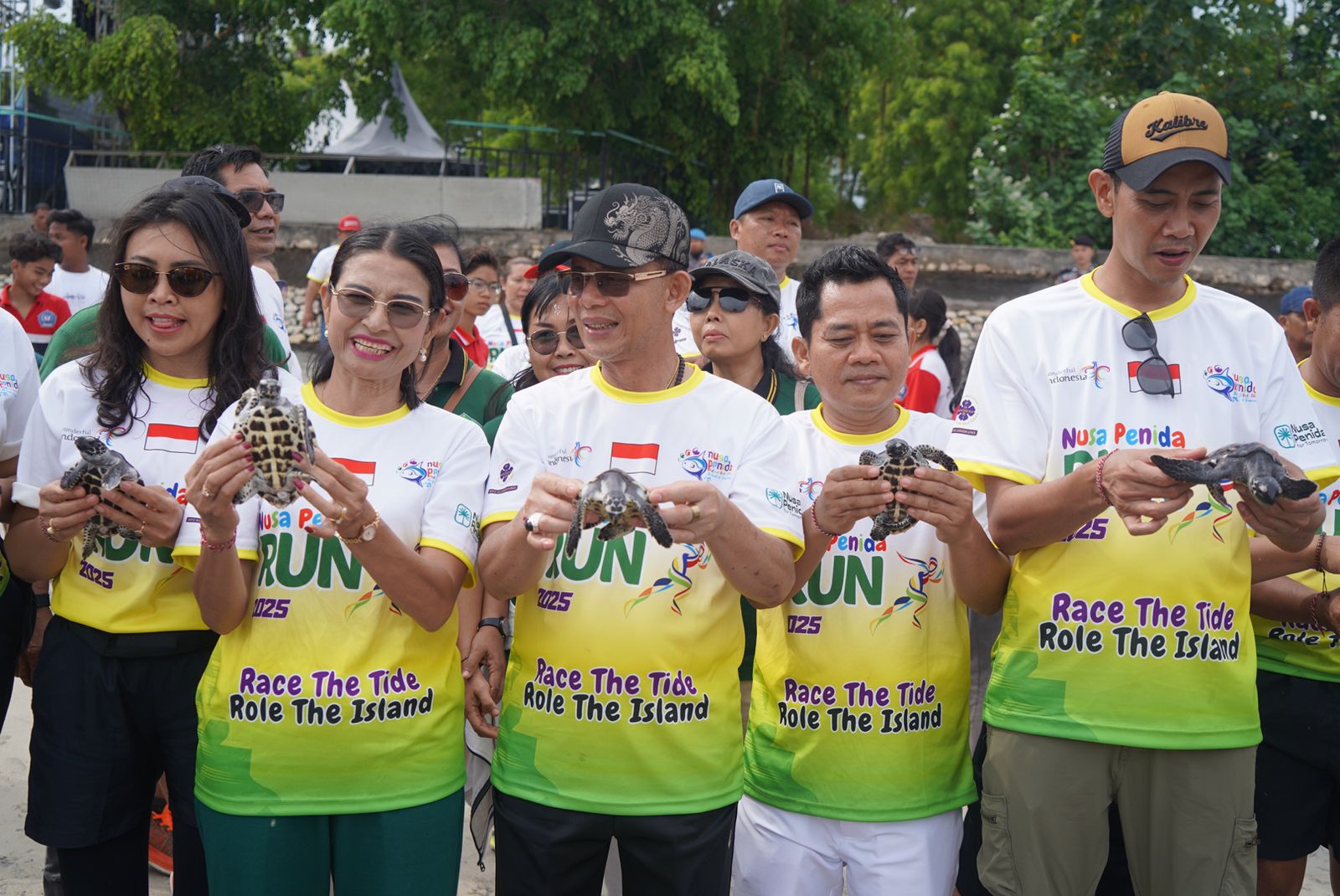 Bupati Klungkung I Made Satria bersama Wabup Tjokorda Gde Surya Putra di Pantai Tanjung Kerambitan, Desa Batununggul, Kecamatan Nusa Penida, Minggu (9/11/2025).