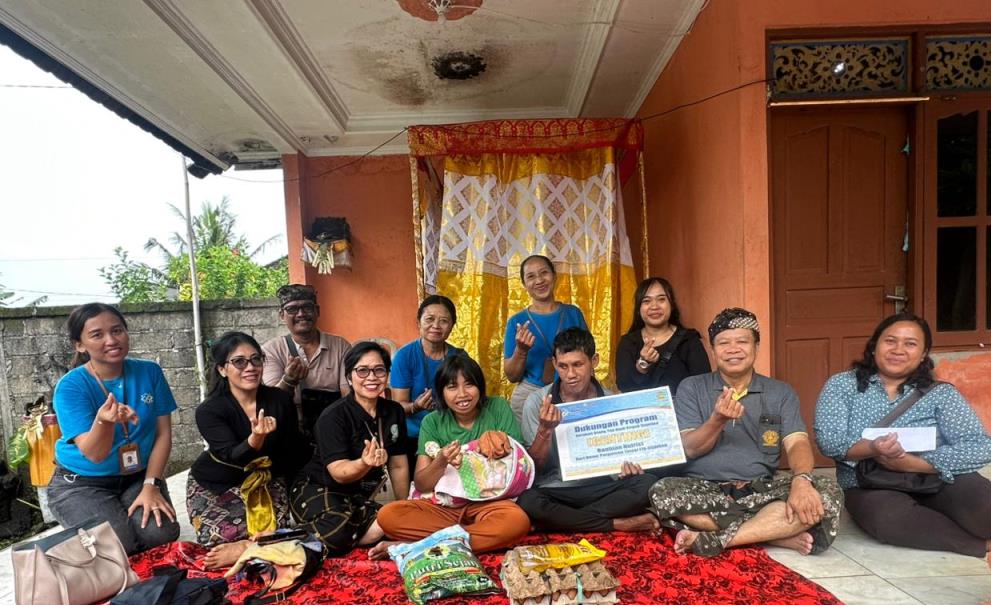 DISATUKAN CINTA: Komang Kerta Yasa dan Putu Rika bersama bayi mungilnya berusia 1,5 bulan.