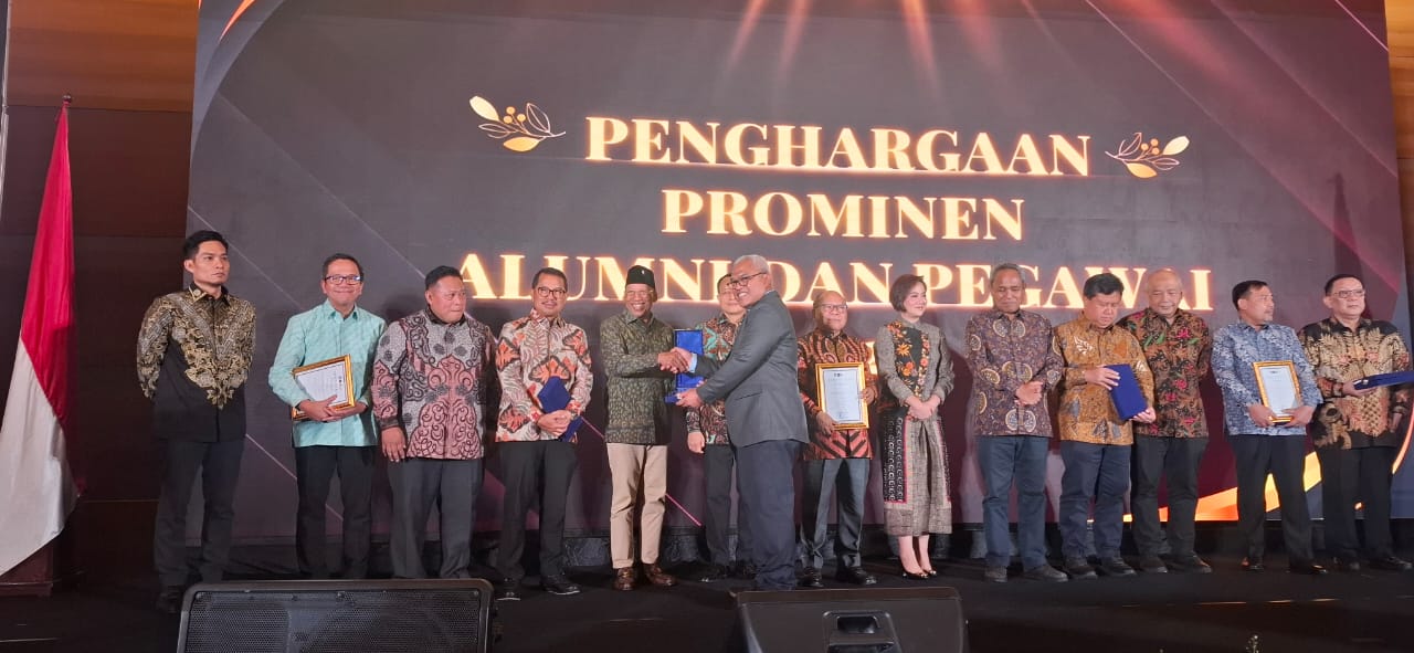 PENGHARGAAN: Dekan Fakultas Hukum Universitas Brawijaya (FHUB) Dr. Aan Eko Widiarto, SH, M.H memberikan penghargaan kepada Anggota Komisi III DPR RI Dr. I Wayan Sudirta pada acara Sapa Alumni  2025