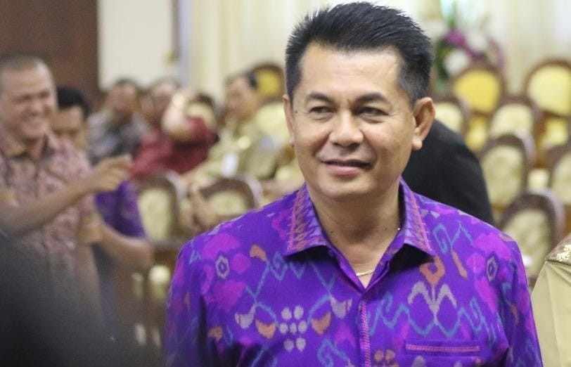 BERALASAN ETIKA : Dewa Jack melarang bentangkan spanduk alasannya tak  etis di dalam ruangan gedung wakil rakyat. (ist)