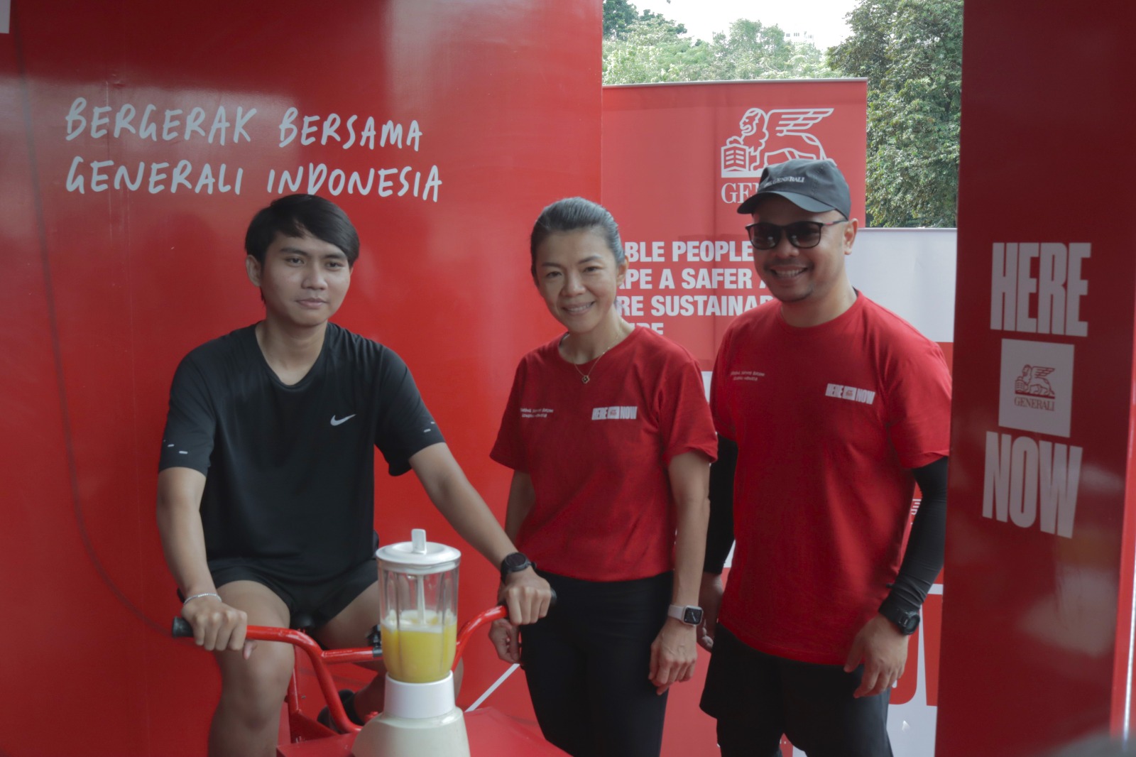 Direksi Generali Indonesia, Rebecca Tan selaku President Director dan CEO (tengah) yang didampingi oleh Windra Krismansyah selaku Head of Corporate Communication (kanan) saat hadiri kegiatan #HereNow