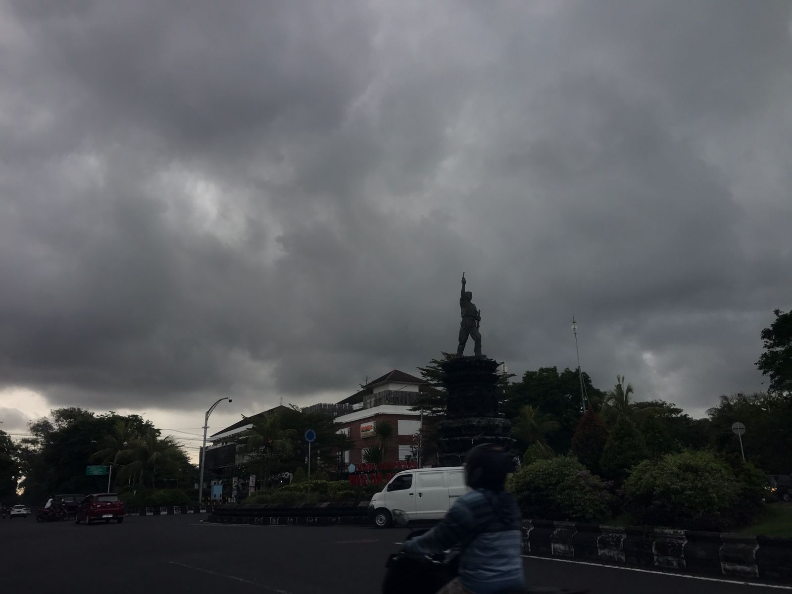 ilustrasi cuaca berawan tebal di Kota Denpasar. (Miftahuddin/Radar Bali)