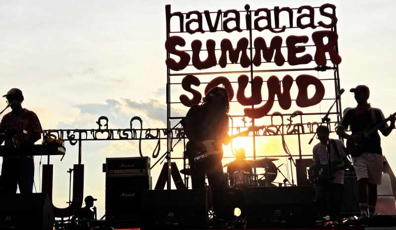 MEMIKAT DAN BERSIKAP : Band rock alternatif Bali, Manja,  saat tampil di panggung music Summer Sound. (Marsellus Pampur)