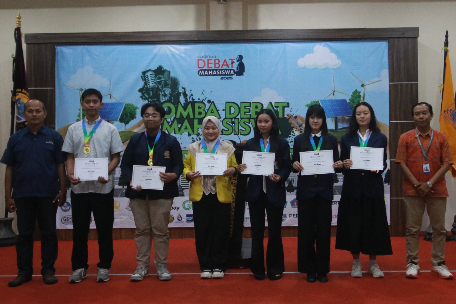 PEMBICARA TERBAIK: Enam peserta yang dinobatkan sebagai Best Speaker Debat Mahasiswa Jawa Pos Radar Bali 2025