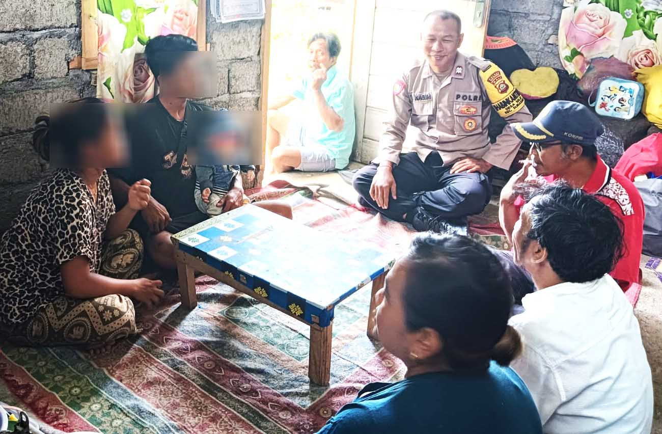 DIDAMAIKAN: Mediasi digelar Bhabinkamtibmas bersama perangkat Desa Selat menemui keluarga yang sedang bersitegang untuk didamaikan. (Polres Buleleng untuk Radar Bali)