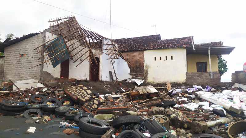 DIHANTAM OMBAK : Kondisi rumah yang rusak parah karena ombak dan abrasi beberapa hari terakhir ini. (M.Basir/Radar Bali)