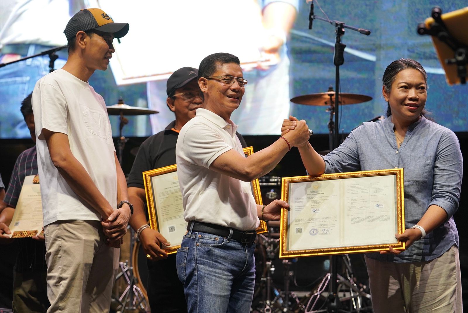Bupati Klungkung I Made Satria (tengah) saat penutupan Nusa Penida Festival ke-8 Tahun 2025, Minggu (9/11/2025).