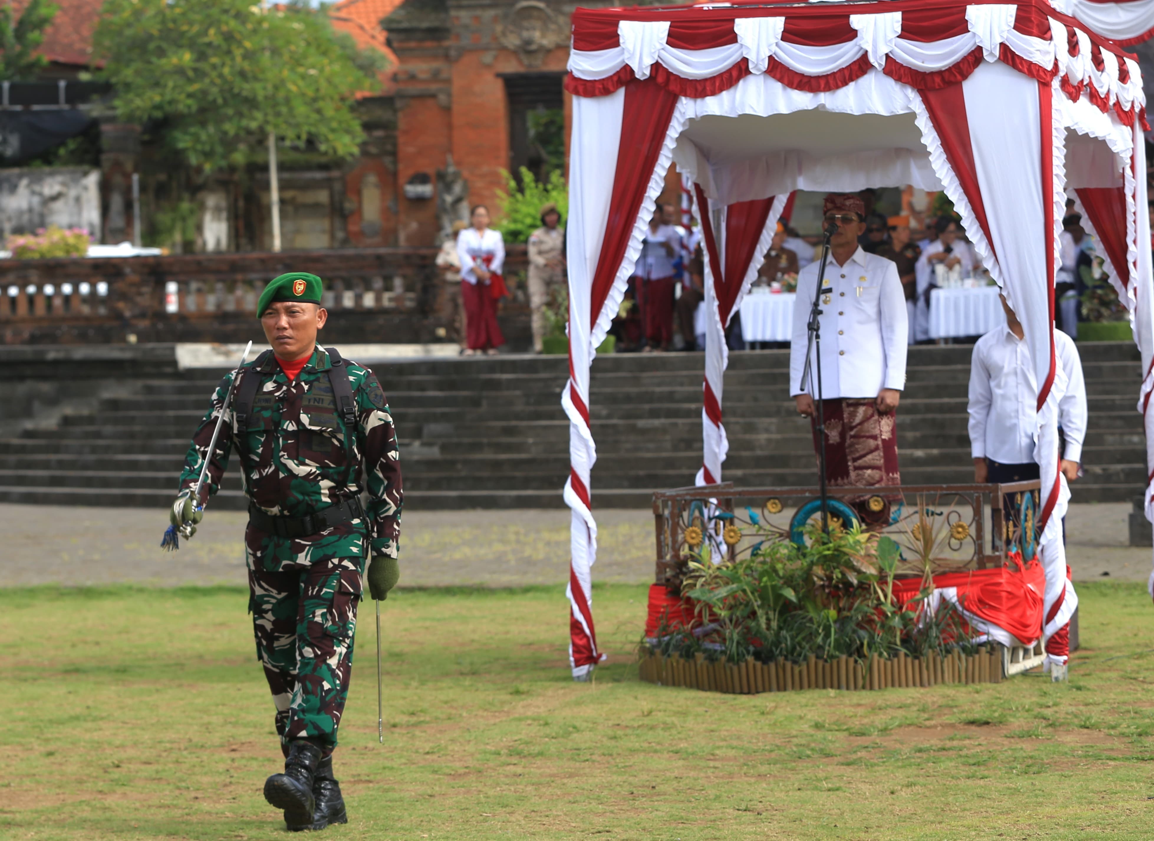 Bupati Klungkung I Made Satria saat menjadi Inspektur Upacara Bendera Peringatan Hari Pahlawan Nasional di Alun-Alun Ida Dewa Agung Jambe, Klungkung, Senin (10/11/2025).