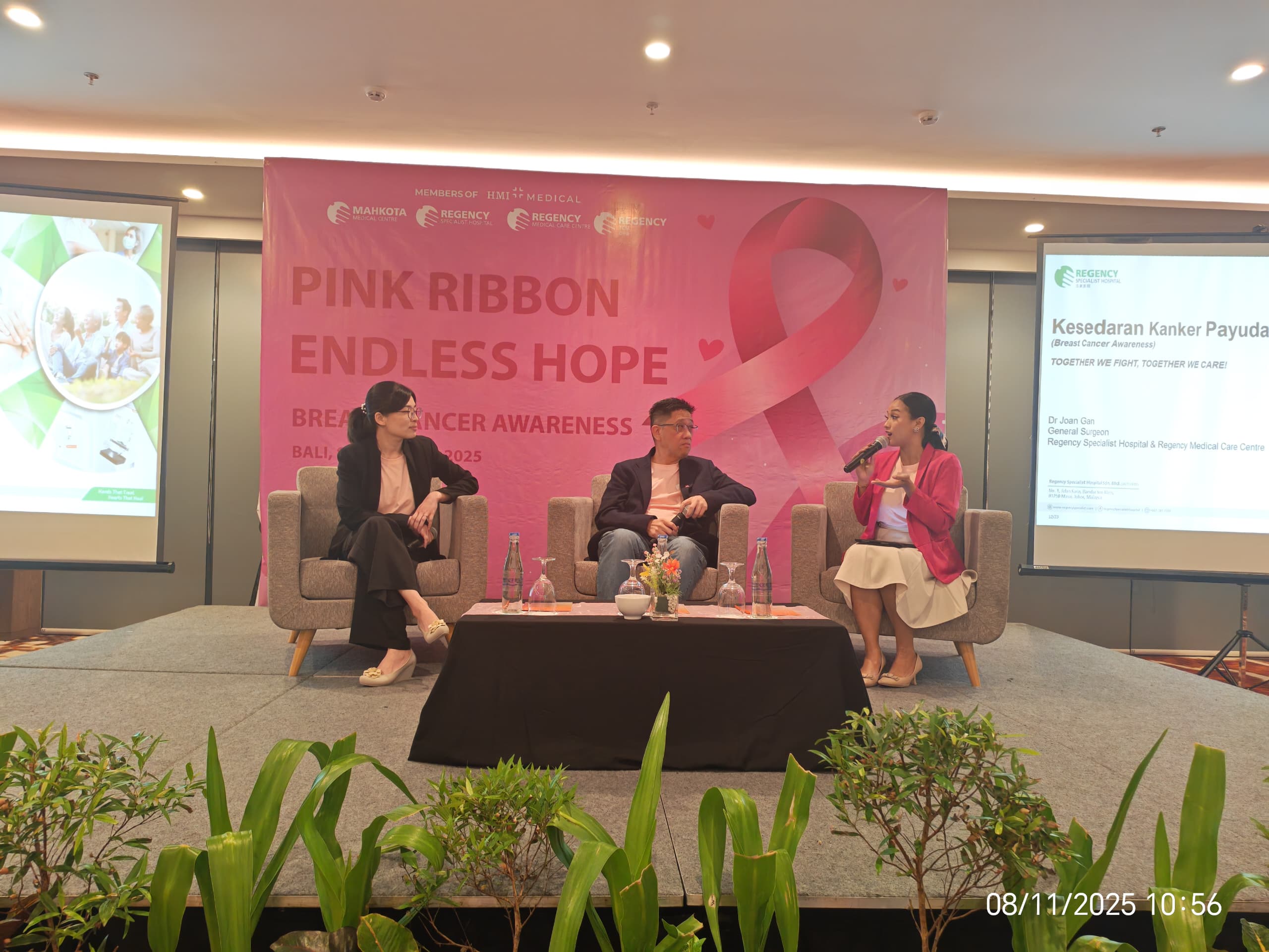Dua pakar dari Mahkota dan Regency, Dr Shum Weng Yoon selaku pakar Onkologi dan Dr Joan Gan Cheau Yan selaku Pakar Bedah Umum dan subspesialis Onkologi Payudara.