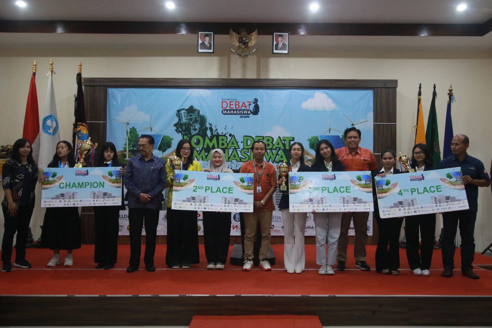 GEMILANG: Empat tim, Unud A, UT Denpasar, Unid C dan Univ Dhyana Pura Denpasar secara berurut dari kiri Juara 1,2,3 dan 4  Debat Mahasiswa Jawa Pos Radar Bali 2025 di UNBI 9 November 2025.