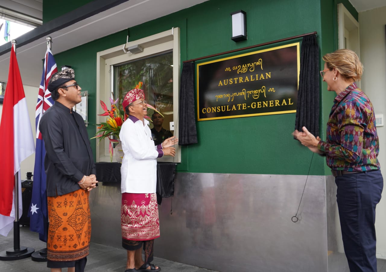 Konsul-Jenderal Australia di Bali, Jo Stevens, dan Gubernur Bali, Dr. Ir. Wayan Koster serta Wali Kota Denpasar, IGN Jaya Negara membuka tirai aksara Bali Konsul Australia