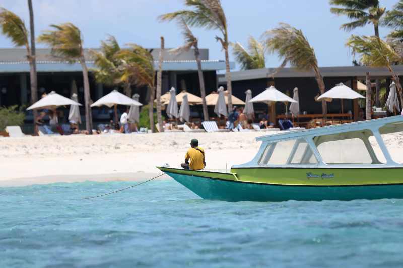 GILI TRAWANGAN : Suasana di Pantai Gili Trawangan, Lombok, NTB. Adanya dermaga di Amed,Karangasem dinilai akan saling menguntungkan. (foto:Ivan/Lombok Pos/JawaPos)