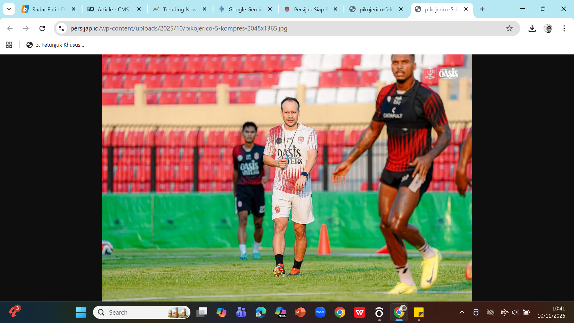 DUEL JURU KUNCI - Pelatih Persijap Mario Lemos memimpin latihan timnya. Setelah jeda internasional, Persijap akan menjamu Semen Padang di Super League