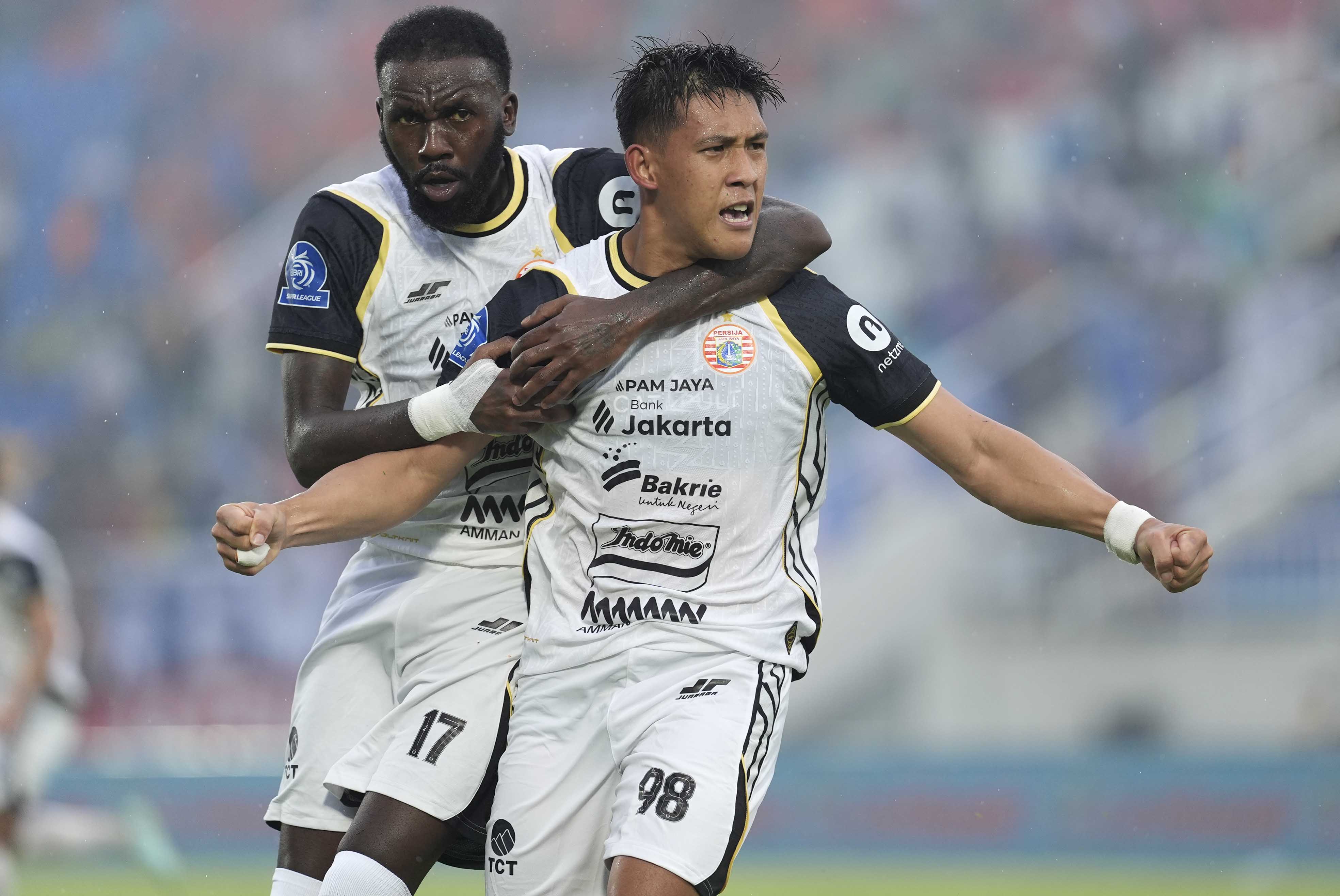 TERANCAM PINCANG - Eksel Runtukahu dan Ondrej Kudela merayakan gol Persija ke gawang Arema Malang. Macan Kemayoran dilanda krisis karena dua pemain inti dan tiga pemain absen melawan Persik Kediri.