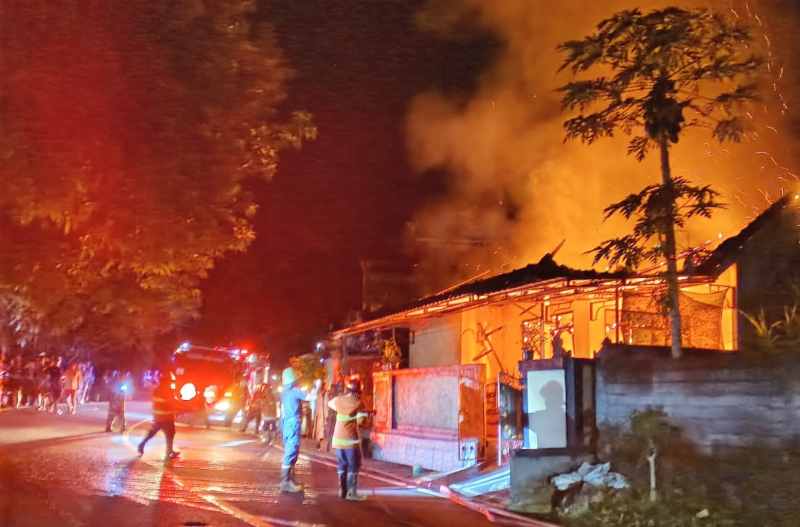 MEMBARA : Petugas pemadam kebakaran saat melakukan pemadaman rumah warga yang terbakar di Banjar Dinas Tista Tengah, Desa Tista, Abang. (istimewa)