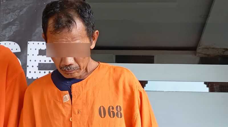 TUA-TUA  BEJAT: Tersangka AW hanya bisa tertunduk lesu. (Francelino Junior/Radar Bali)