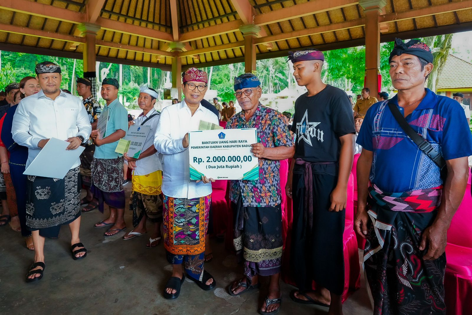 Bupati Wayan Adi Arnawa bersama Wabup Bagus Alit Sucipta di Lapangan Monumen Pahlawan I Gusti Ngurah Rai, Desa Carangsari, Petang dan di Wantilan Obyek Wisata Sangeh, Abiansemal, Senin (10/11).