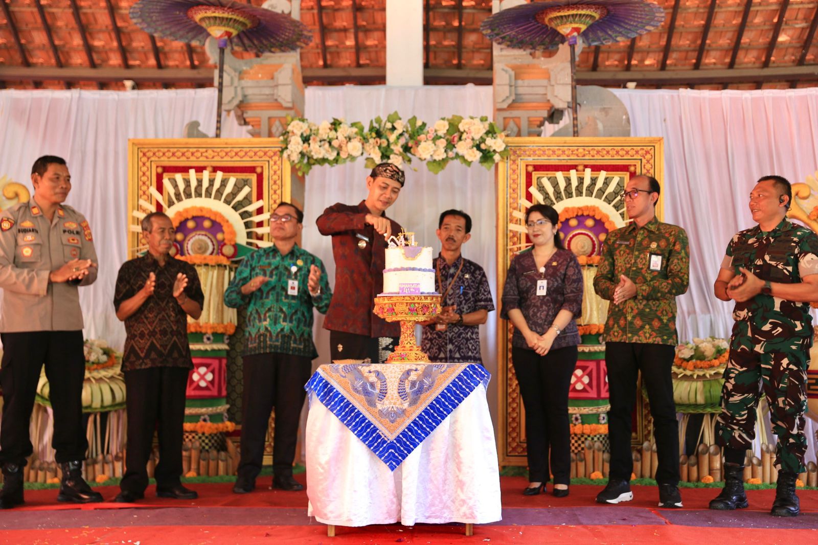 Wakil Bupati Klungkung Tjokorda Gde Surya Putra mewakili Bupati Klungkung menghadiri HUT Ke- 41 SMA Negeri 1 Dawan (Smansada), Selasa (11/11/2025).