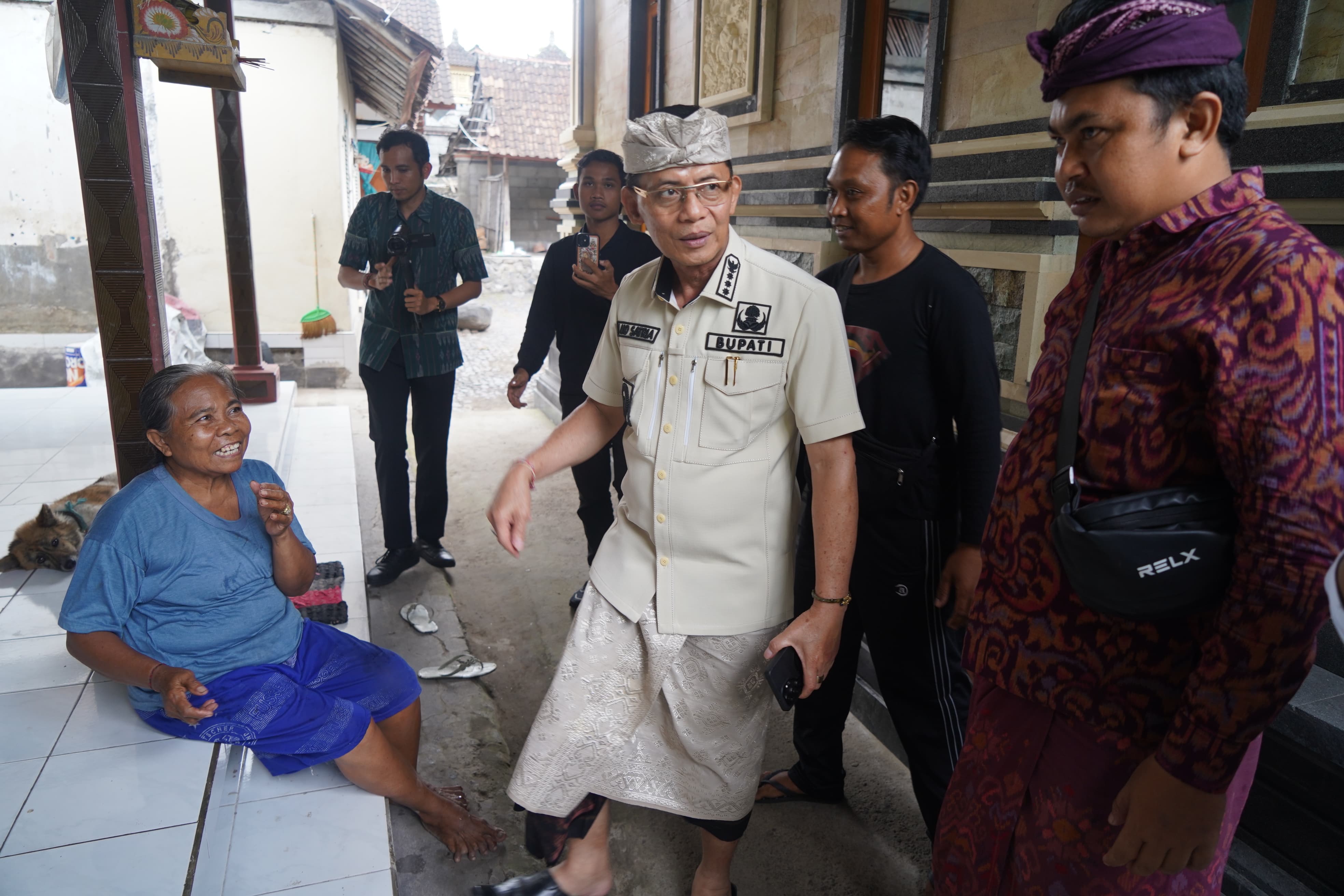 Bupati Klungkung I Made Satria didampingi Kadis Sosial P3A IGA Gede Putra Mahajaya, secara simbolis menyerahkan paket sembako di wilayah Kecamatan Klungkung, Selasa (11/11/2025).