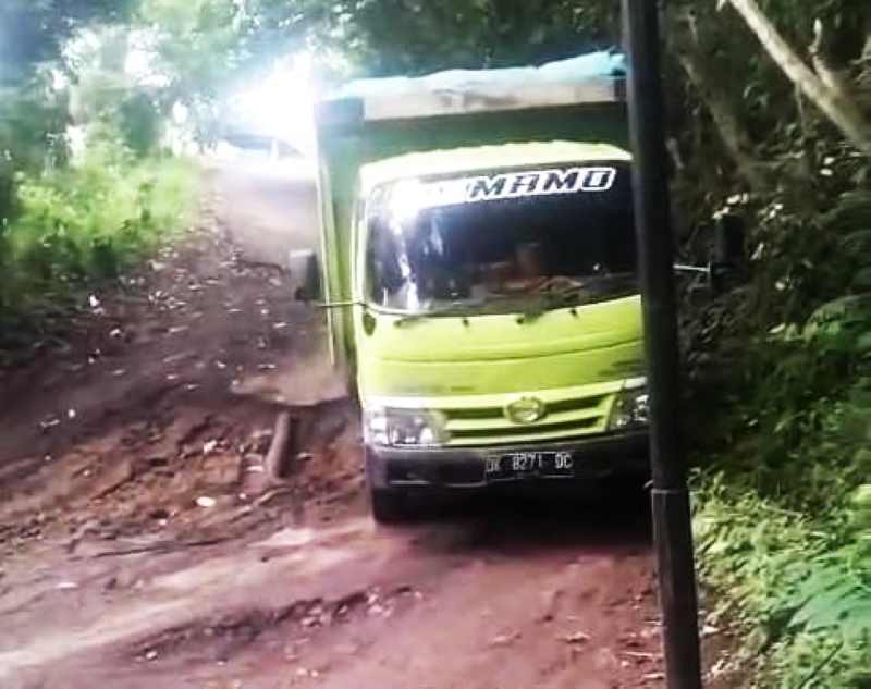 RUSAK PARAH : Kondisi Jalan Selisihan- Timuhun, Kecamatan Banjarangkan mengalami rusak parah. (foto: Klungkung Tangguh Bencana)