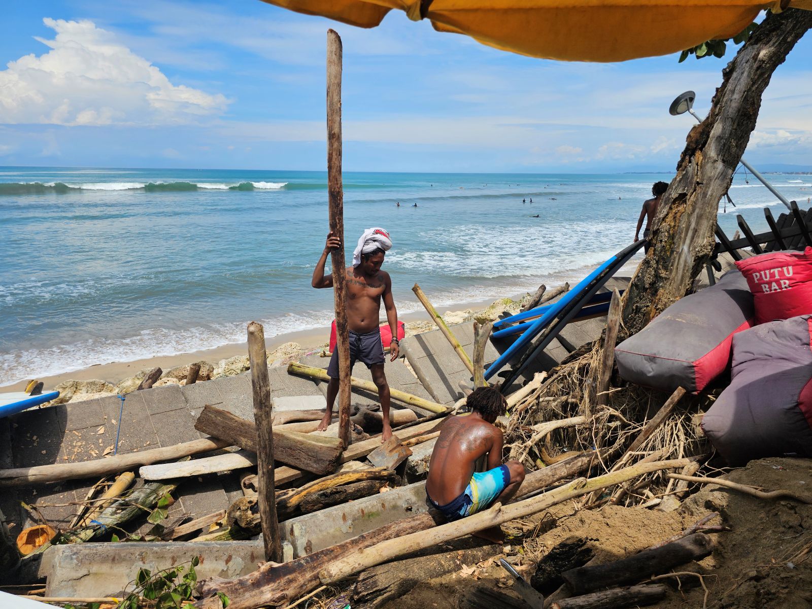 BERANTAKAN: Pemandangan Pantai Kuta tak mengenakkan karena trotoar setemat rusak karena dampak air laut yang pasang Jumat lalu (7/11/2025)