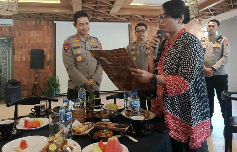 SERAHKAN PETISI : Ketua AJI Denpasar, Ayu Sulistyowati, menyerahkan petisi kepada Kapolda Bali, Irjen. Pol. Daniel Adityajaya. (ist)
