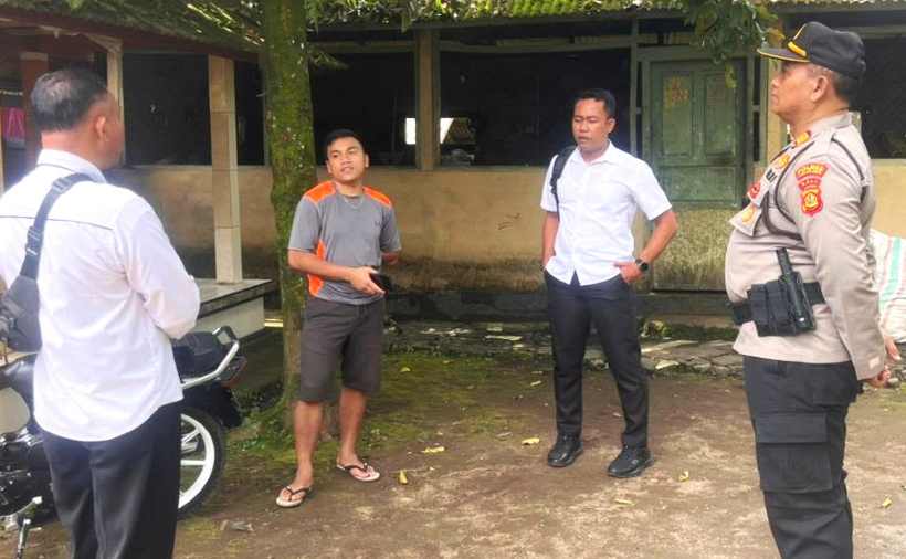 DIMINTAI KETERANGAN : Aparat Polsek Rendang saat meminta keterangan terduga korban sebagai upaya penyelidikan. (istimewa)