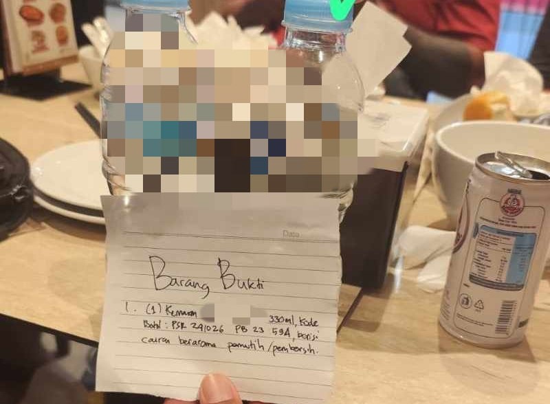 LAPOR POLISI: Barang bukti cairan yang diduga konsumen restoran Ta-Wan di komplek Mall Level 21 Denpasar beberapa waktu lalu