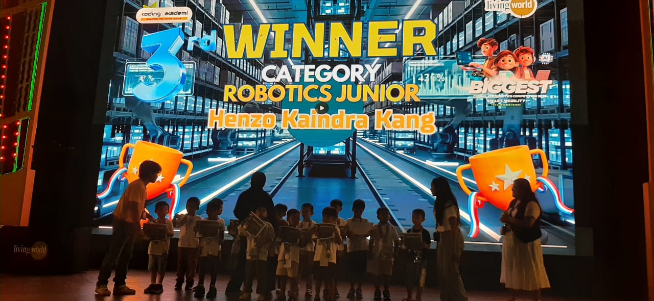 PARA JUARA: Anak-anak finalis lomba Robotic Junior Koding Akademi di Amphitheater Living World , Minggu 9 November 2025.