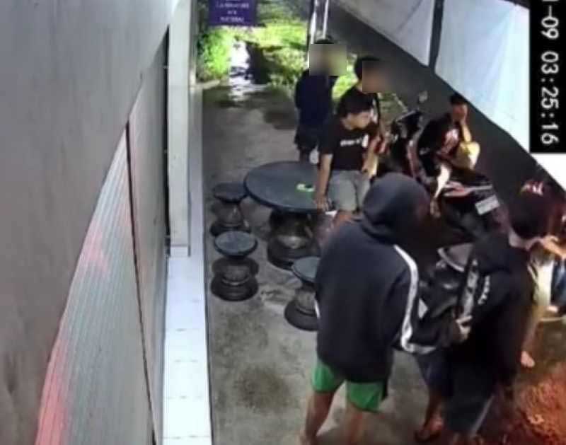 BUKTI KERIBUTAN: Foto tangkapan layar perkelahian di Marga, Tabanan. (juliadi/radar bali)