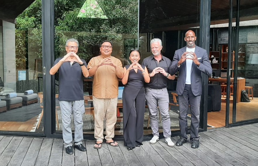 PETA AKSI NYATA: Yoke Darmawan (tengah) dan para panitia Bali Ocean Days 2026 meneguhkan komitmen aksi nyata temukan solusi masalah kelautan.