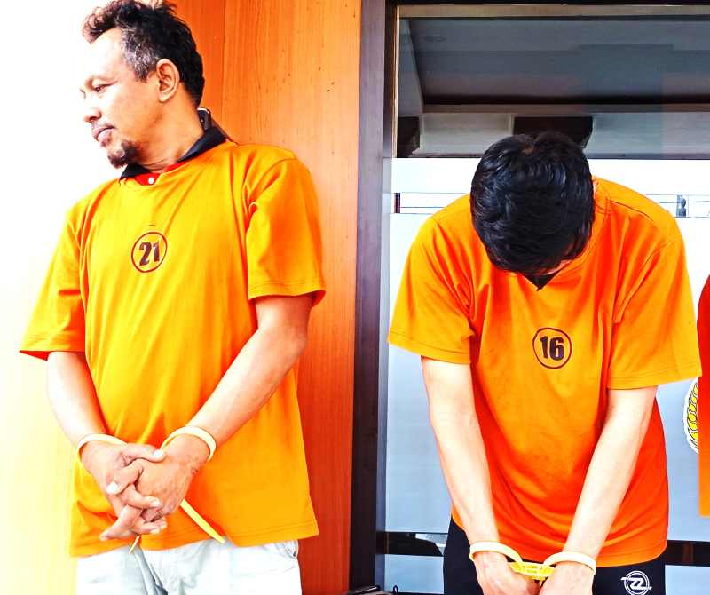 KOMPAK : Kedua tersangka di Mapolres Buleleng saat rilis. Keduanya hanya bisa tertunduk malu saat difoto. Salah satu dari mereka mendatangi korban meminta maaf.(francelino jr)