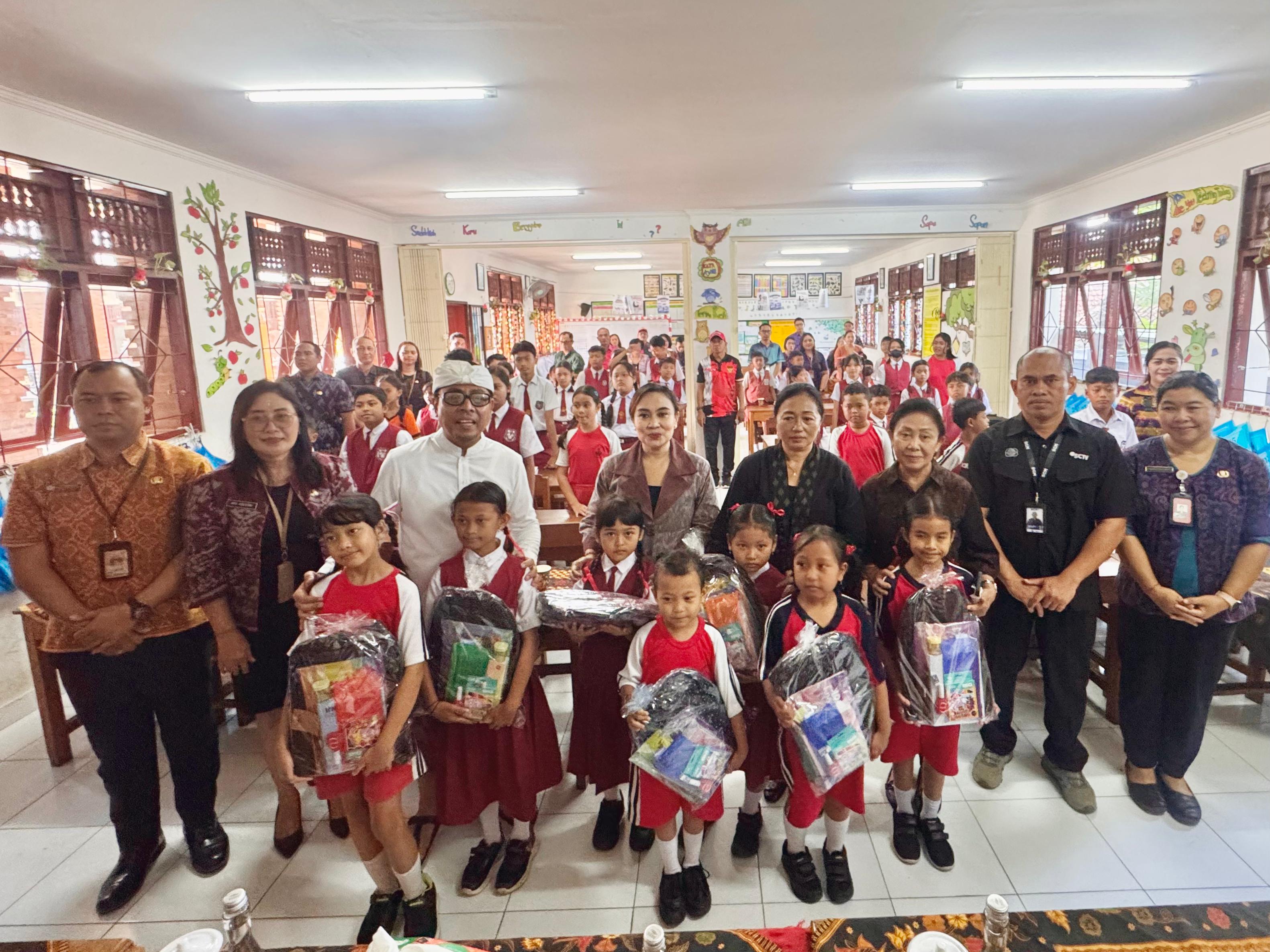 Wawali Denpasar Kadek Agus Arya Wibawa, Ketua Koordinator K3S Kota Ny. Sagung Antari Jaya Negara, Wakil Ketua K3S, Ny. Ayu Kristi Arya Wibawa di SDN 2 Dangin Puri, Jalan Veteran Denpasar (11/11).
