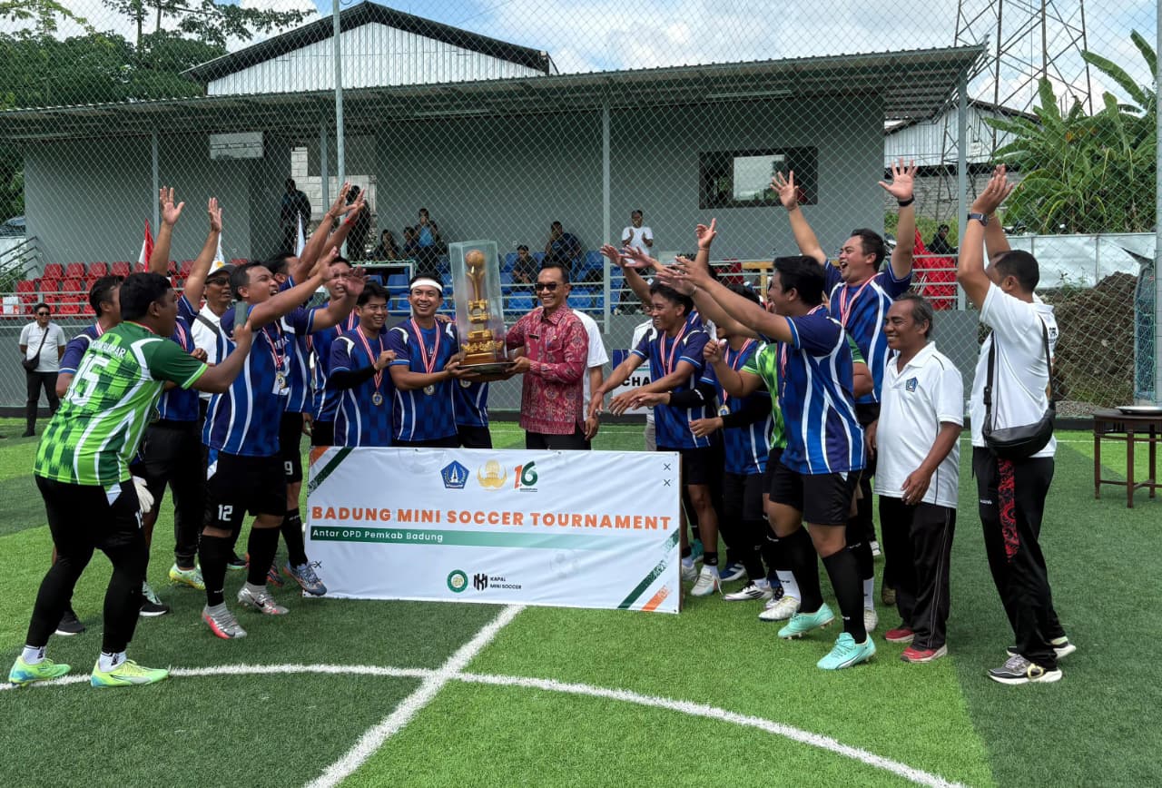 JUARA: Plt. Asisten Pemerintahan dan Kesra Badung I Wayan Wijana menyerahkan piala kepada Tim Gabungan Disdikpora, Disbud, Dispar di Lapangan Kapal Mini Soccer, Kelurahan Kapal, Mengwi, Selasa (11/11)
