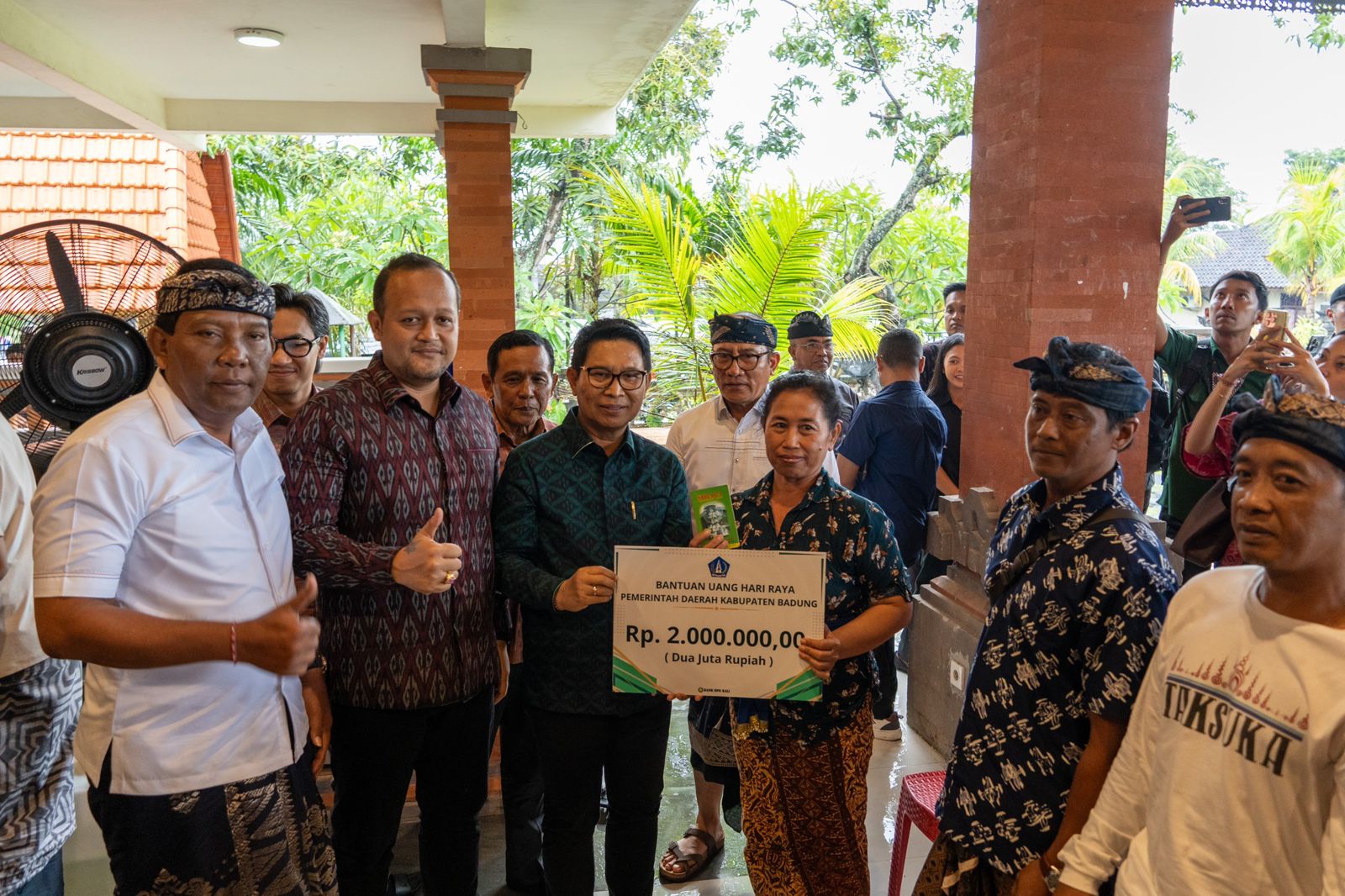 Bupati Wayan Adi Arnawa dan Wabup Bagus Alit Sucipta menyerahkan secara simbolis bantuan di Balai Serba Guna, Banjar Tengah Gulingan, Mengwi dan di Wantilan Desa Adat Padang Luwih, Dalung, Kuta Utara.