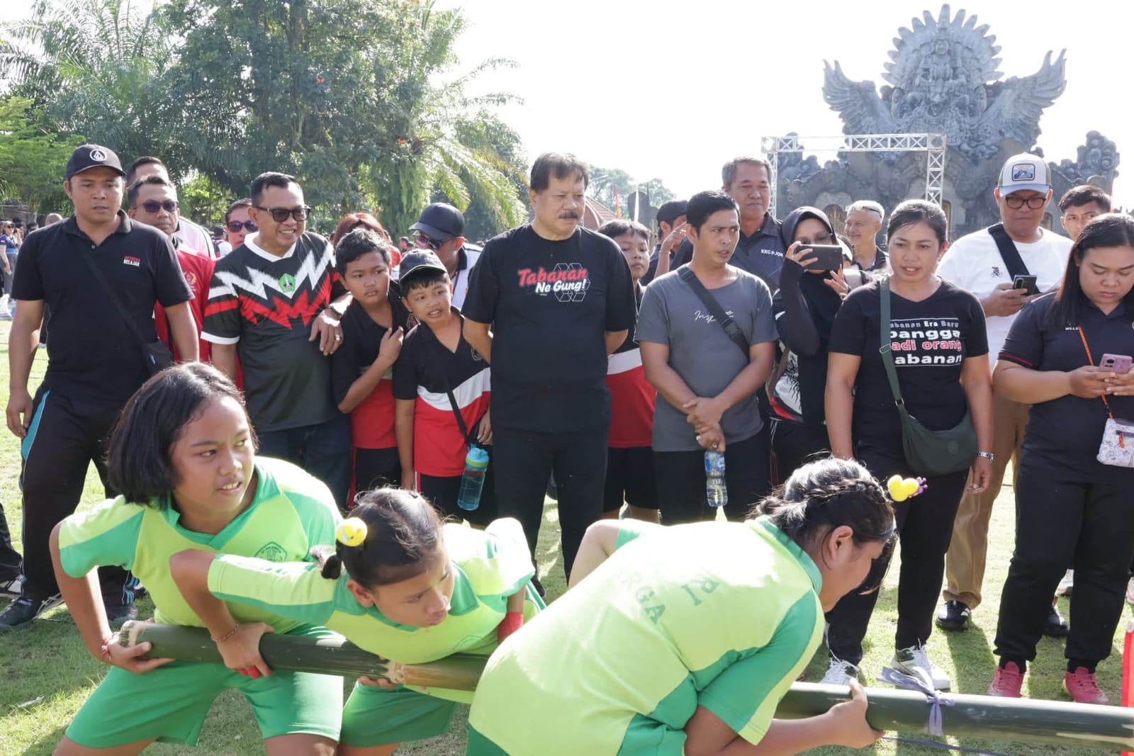 Pelaksanaan kegiatan Lomba Olahraga Tradisional serangkaian Hari Ulang Tahun ke-532 Kota Singasana. (Juliadi/Radar Bali)