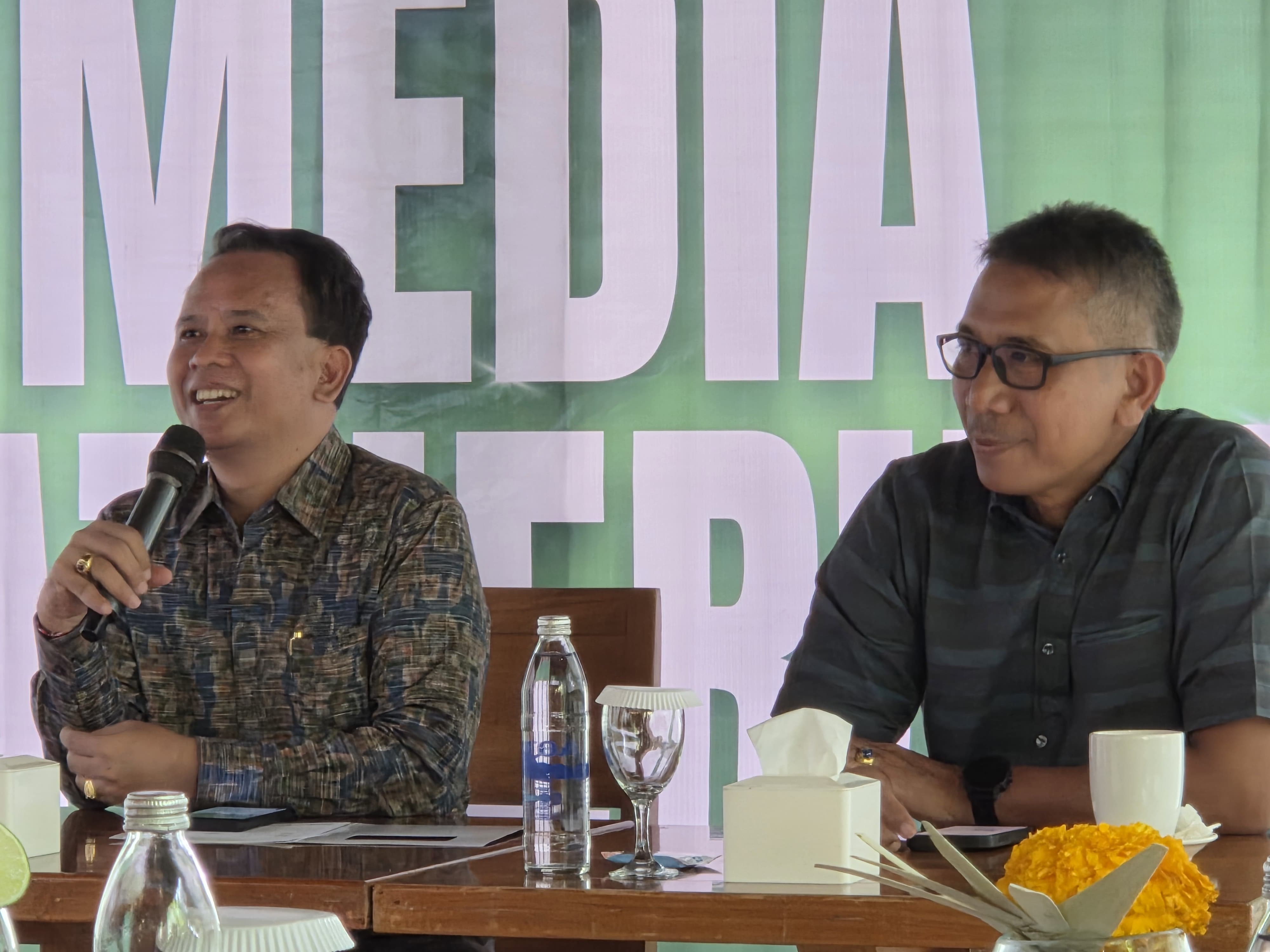 Direktur Utama Bank BPD Bali, I Nyoman Sudharma (kiri) di Denpasar, Rabu (12/11/2025). (Marsellus Pampur/Radar Bali)